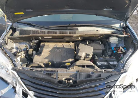 2014 Toyota Sienna Le V6 8 Passenger z USA, uszkodzony, nr VIN 5TDKK3DC1ES410979